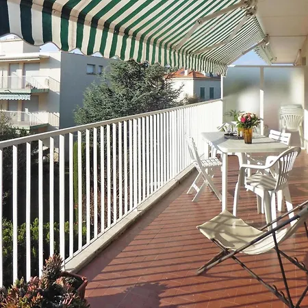 Apartment Cosy Flat With Balcony-terrace, Antibes