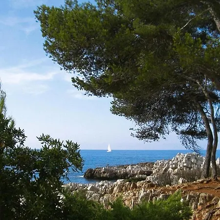 Cosy Flat With Balcony-terrace, Antibes